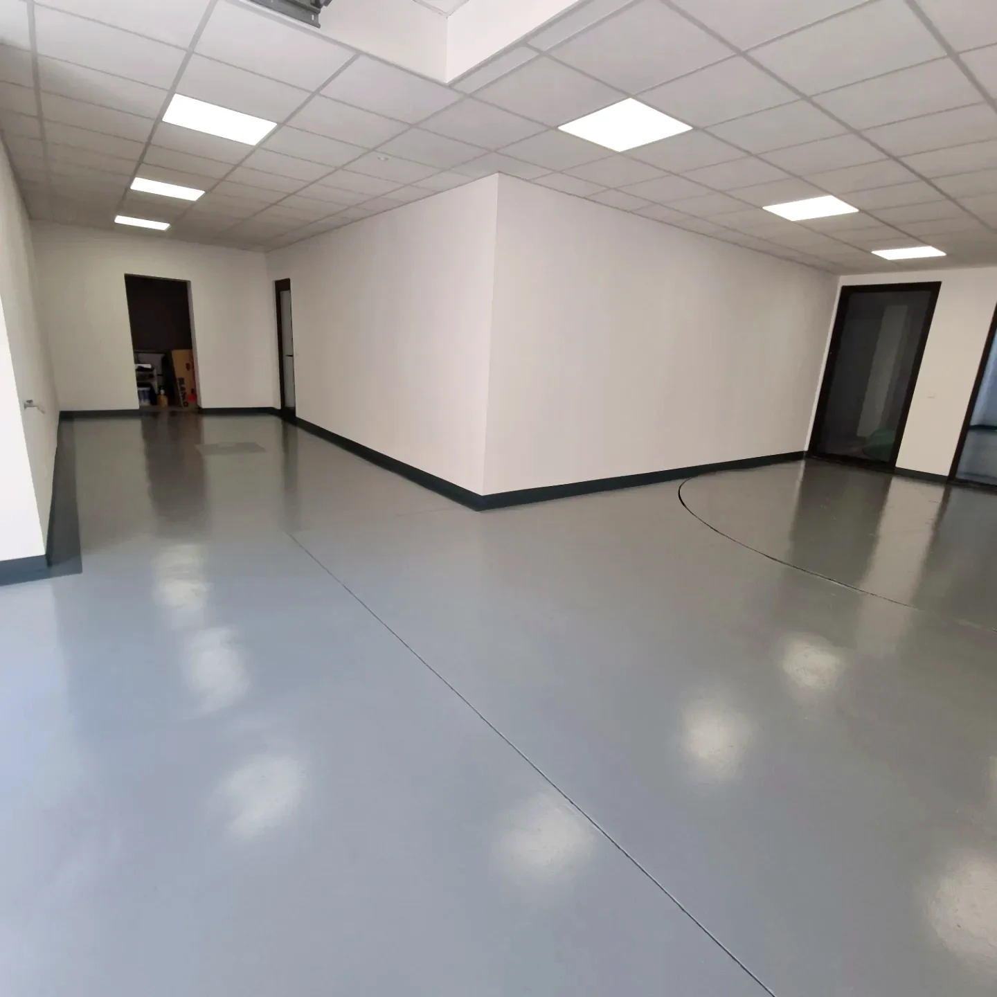 Nave industrial con suelo técnico tratado
